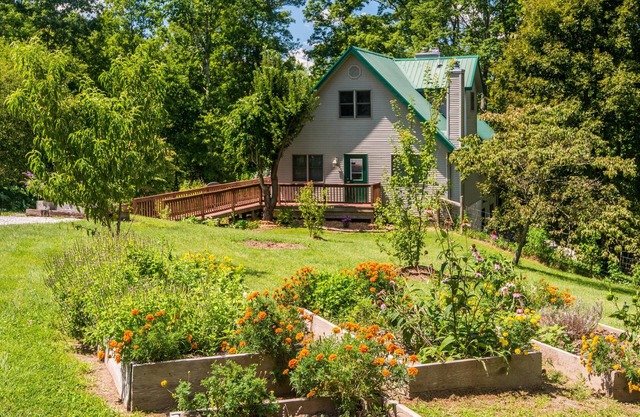 3BR, 3BA Log Cabin
