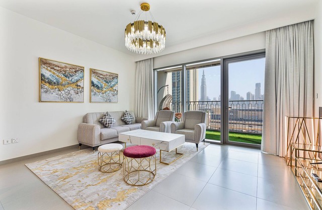 3BR APT with Burj View from Balcony - Pool & Gym