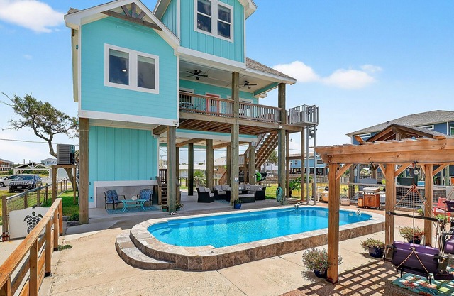 3BR Bay Front Retreat w/ Pool, Lighted Fishing Pier, Kayaks & Pet-Friendly!