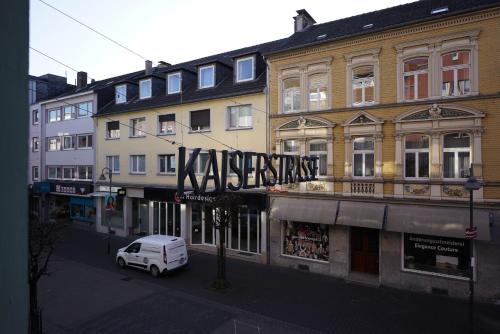 3BR - City Apartments - Kitchen - 10 min to ICE