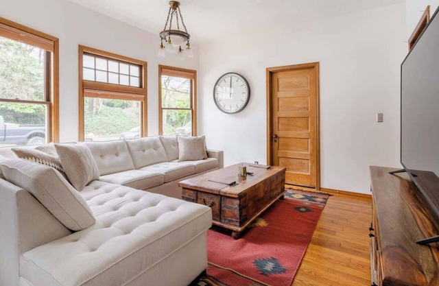 3BR Craftsman Vintage Charm Great Location