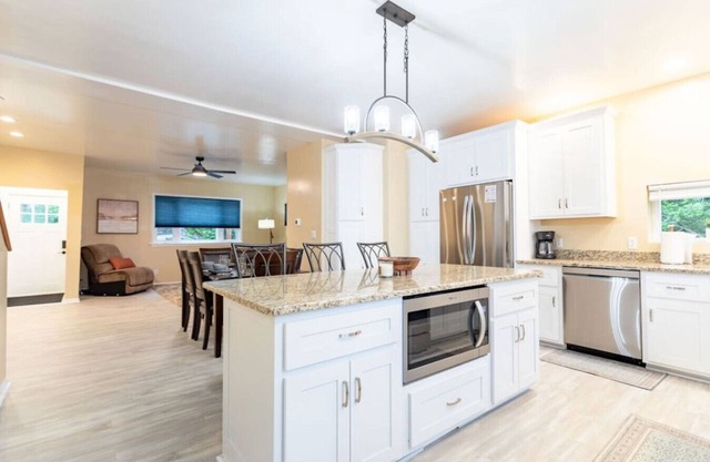 3BR GEM Near Hot Spots - Deck