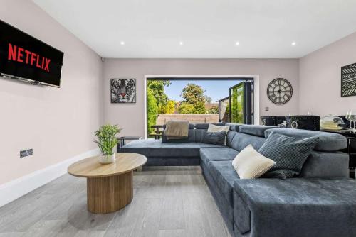 3BR Home nr M6 Hot Tub Parking & Garden