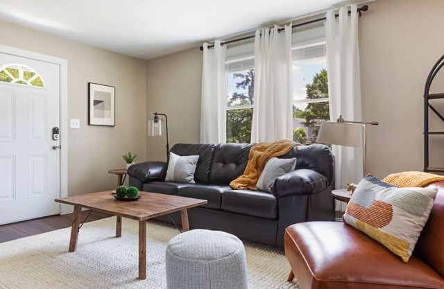 3BR Oasis | Mins from Downtown - King Bed