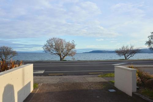 3BR Retreat Opposite Lake Taupo With Views