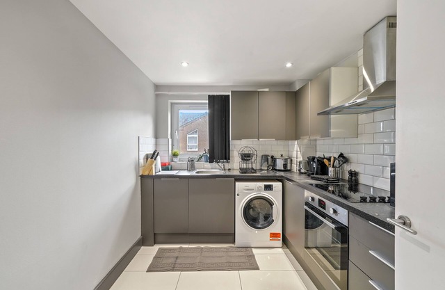 3br-sleeps8-canarywharf-cinemabedroom
