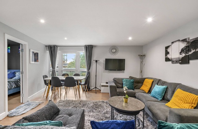3BR-Sleeps8-CanaryWharf-CinemaBedroom