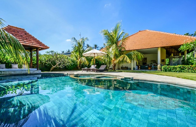 3BR Villa, Large Garden & Pool Table - 3Min Drive To Amed Beach!