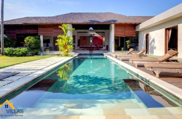 3BR Villa W/Spacious Pool Area Located In Central Seminyak!