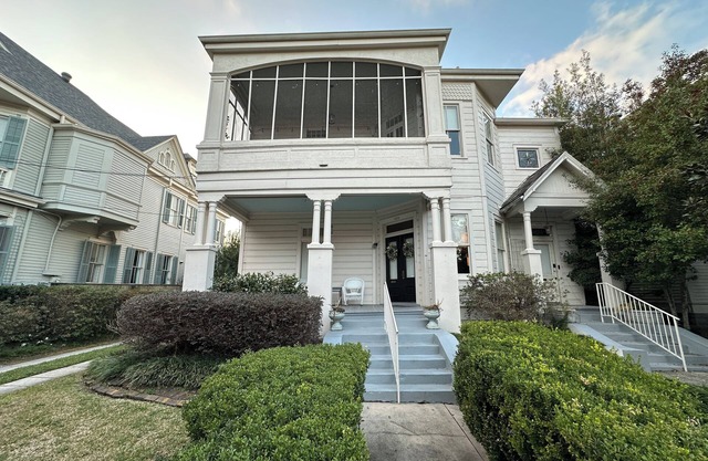3BR w/Full-Home Generator & 2 Covered Parking Spots Uptown