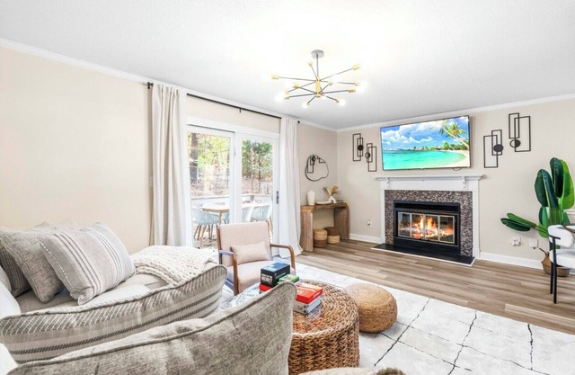 3BR with Personal TVs in Raleigh! 2 King Beds!
