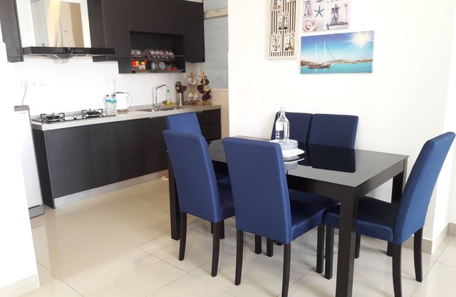 3BR2B Homestay with pool view, 2 Free parking,Free Gym Access