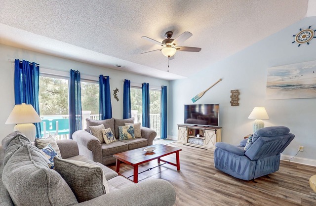 3rd floor condo & studio with streaming, kitchen, kitchenette, balcony, W/D
