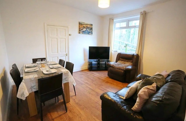 3X Parking Opposite Park Walk To Salford Uni | Pass the Keys