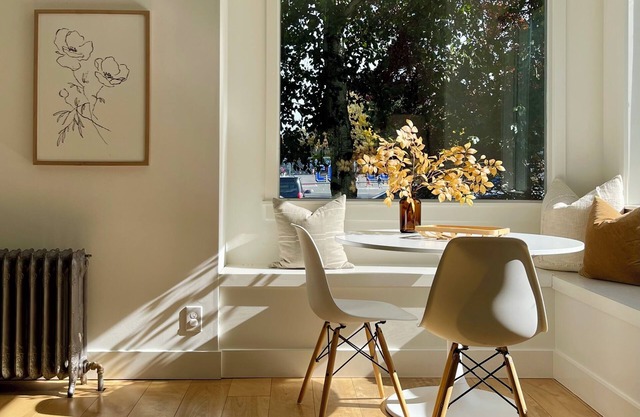 4,000 Sq Ft, 6 Bdrm Home Yard + Game Rm in Seattle's BEST location-5 Mins to DT