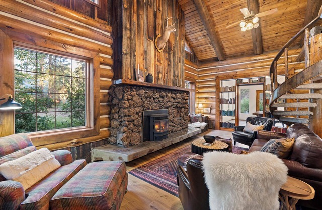 4,100 sf Luxe Log Cabin on the Creek. - 2 ensuites, Kid Friendly, AC, Slps 18