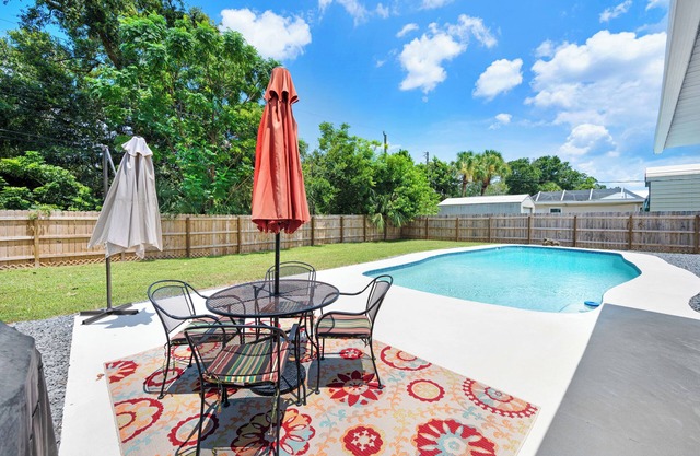 4/2 pool home. Close to Cocoa Village, USSSA, Kennedy Space Center, Cocoa Beach