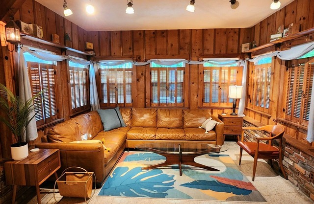 4/4 Beach House w/kng beds, gym and gameroom. Only a 3 min walk to beach!