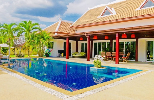 4/5 BDR luxury Balinese villa with pool and jacuzzi