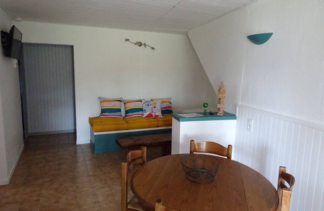 4/5 person south-facing gite with covered terrace & swimming pool