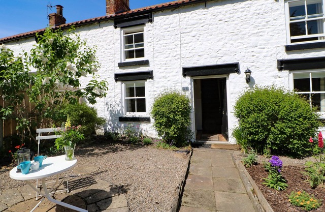 4-5 THE GREEN, pet friendly, with open fire in Piercebridge