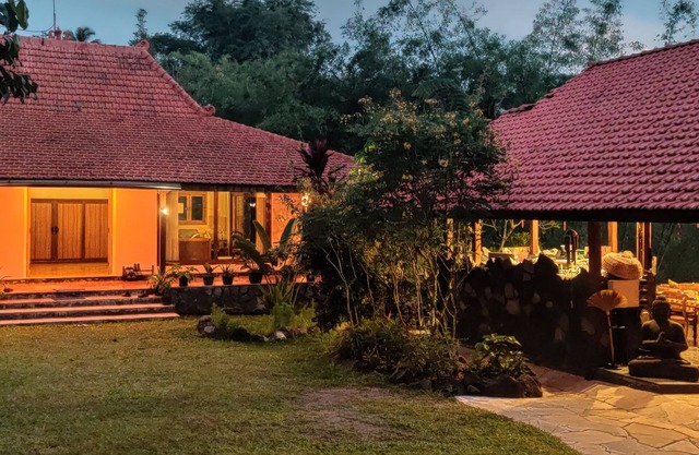 4/6-persons sized villa with great views & fresh air, big private tropical land.
