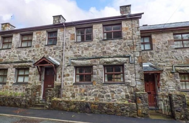 4 ADWY'R NANT, family friendly, with open fire in Beddgelert