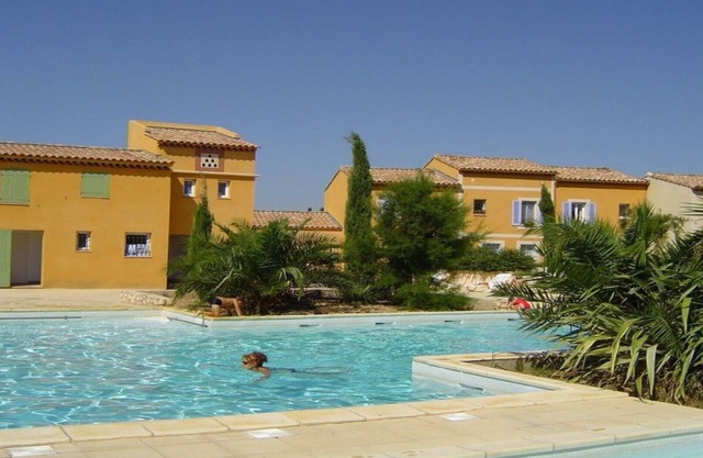 4* air-conditioned house, sleeps 6, enclosed garden with trees, communal SWIMMING POOL.