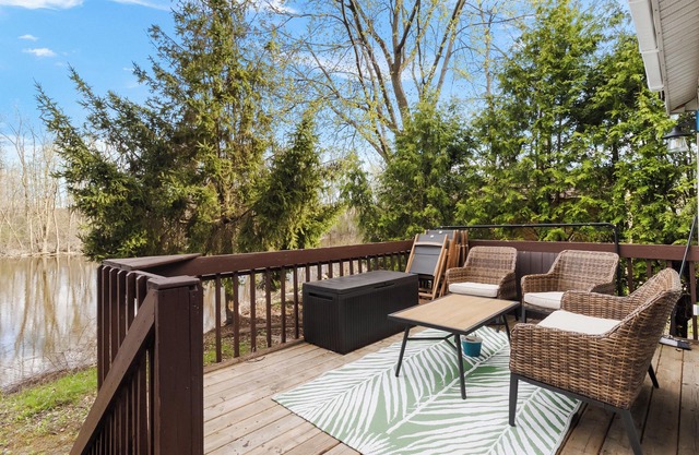 => 4 bdr 2 full baths, renovated house in Île-Perrot, Quebec.