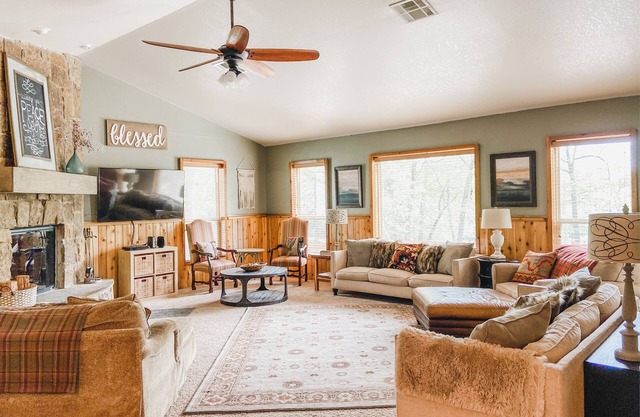 4 BDR Cozy Cabin near Fishing, Golf, Marina + Wifi + Pool Table, Pets OK