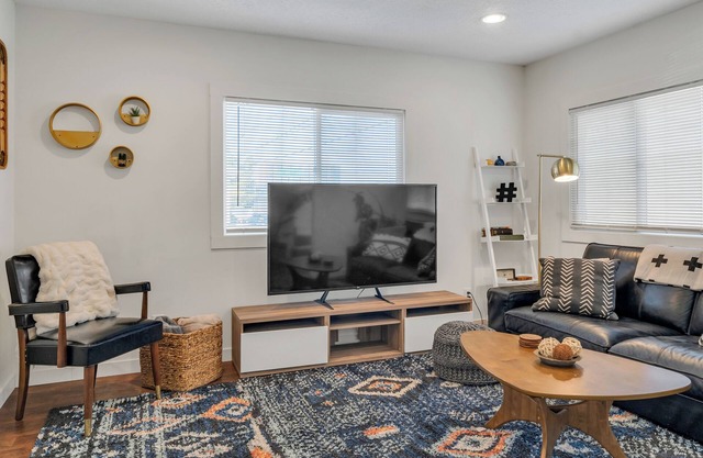 4 BDR Pet-Friendly Long Term Stays Welcome Fenced Yard