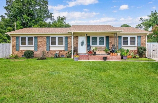 4 bdr w/WiFi & parking in Fayetteville, NC by Fort Liberty & Cross Creek Mall