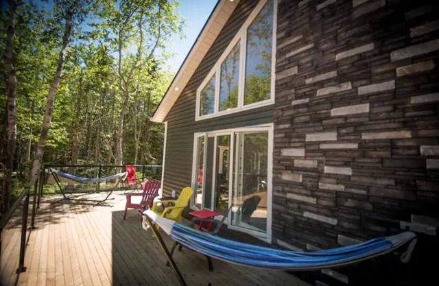 4 bdrm executive cottage with private beach access