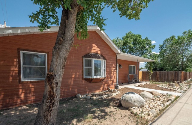 4 Bed/1 Bath - 2 blocks to town!