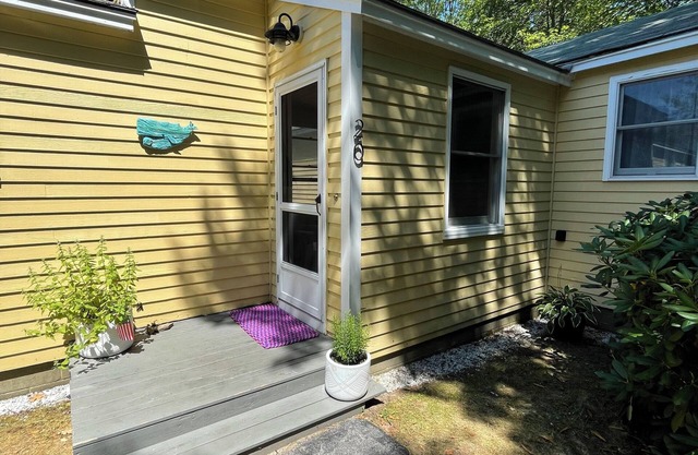 4 Bed, 2 min walk to Goose Rocks Beach, breathtaking sunsets on the back porch.
