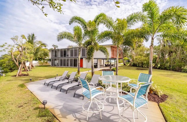 4 bed 3 bath Waterfront Home by Ralph Twitchell