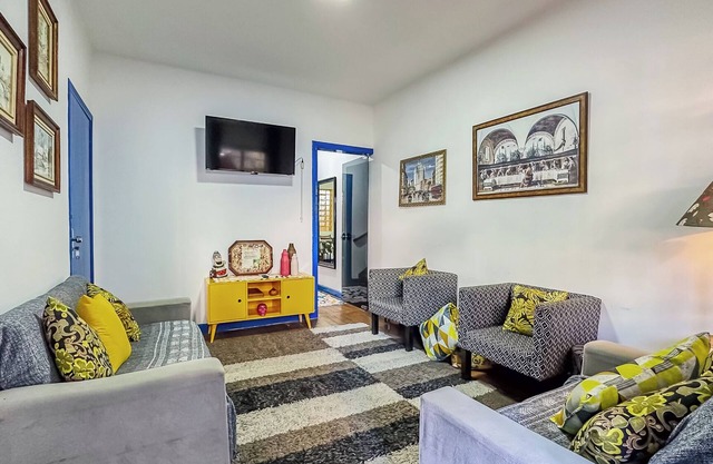 4 bedroom house for 7 to 25 guests, close to shopping and Santa Cruz subway