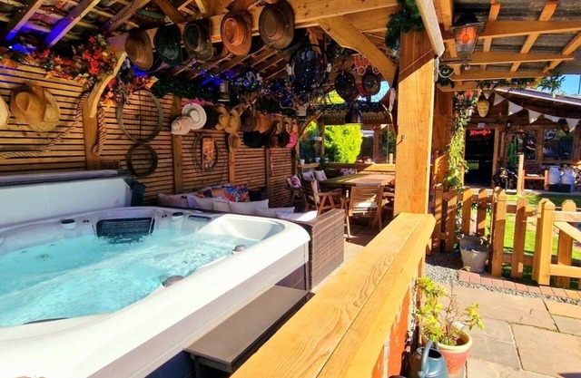 4 bed Cottage with Hot Tub sleeps 12 pet friendly