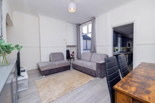 4-bed house in Kettering for groups and long stays