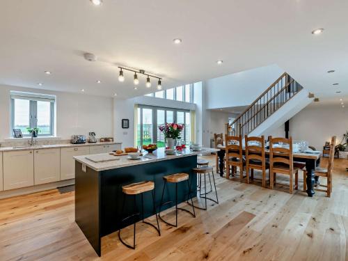 4 Bed in Howden 93496