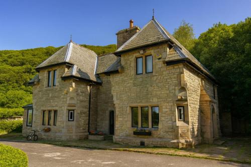 4 Bed Retreat-Sleeps 7-Parking-Garden-Lake Views