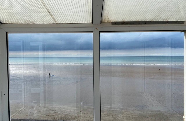 4 bed Seafront Flat in Pendine. Stunning View/Location. Endless sea views.