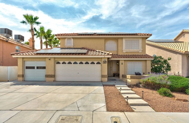 4-bedroom 2.5 Bath house in amazing Henderson with pool.