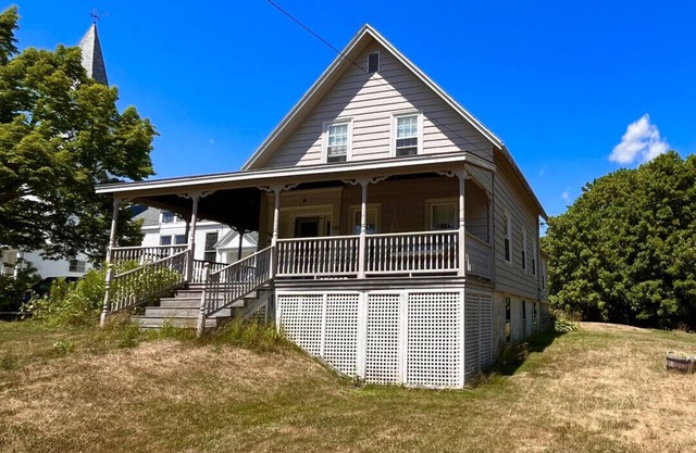 4 bedroom, 2 bath, in the village of Tenants Harbor