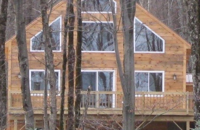 4 bedroom, 2 bath, large finished basement 2.4 miles to Jay Peak Resort!