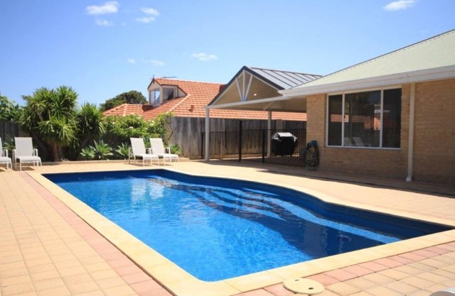 4 bedroom 2 bathroom home with large swimming pool walk to Mindarie Marina