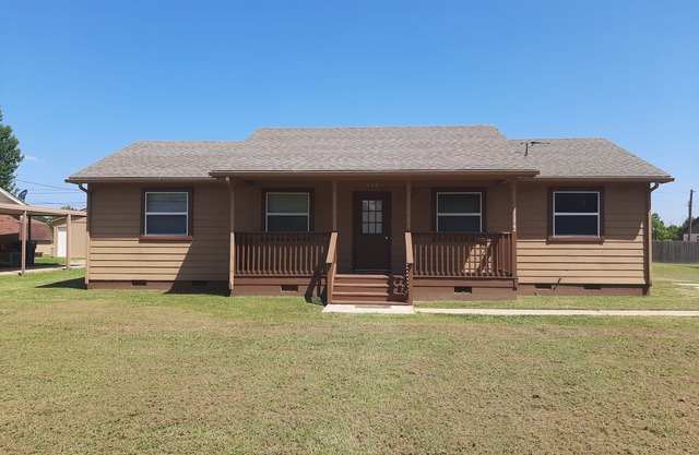 4 Bedroom-2 Full BathsnClose to lake - 20 min to airport