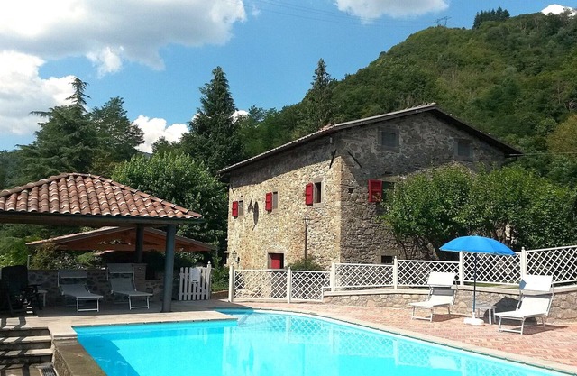 4 bedroom, 2 bathroom converted Mill house with private pool. Outdoor kitchen!