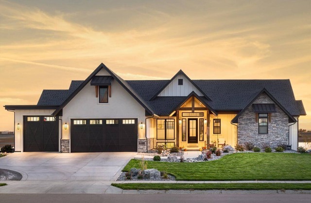 4-Bedroom /3-Bath Estate w Mountain Views, Covered Deck, Fitness Room, WiFi, AC