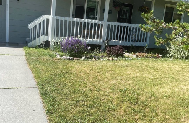 4 bedroom 3 bath home on Easy street river and park outside back gate